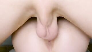The man fucked a wet pussy, making the woman cum and squirt