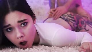 Babe doesn’t let the guy, even when her mouth is fully occupied