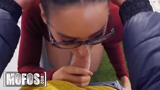 Andreina DeLuxe smokes and studies with Jordi for cash