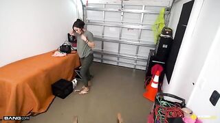 Demi Diveena offered her ass to repair the car in the middle of the road