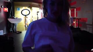 Kelly gets horny watching actors, indulges in solo play