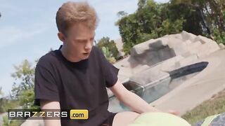 Curvy MILF Dee Williams and her stepdaughter Daya Knight enjoy a wild ride