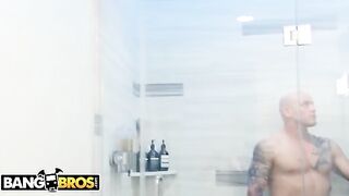 Mia Malkova, the stunning star with a jaw-dropping 34DD curve, got her stepbrother’s cock wet