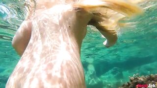 Underwater anal sex with a stunning blonde babe on the beach is amazing