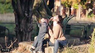 A hot young girl took a big risk to get oral sex in public space