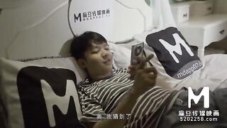 A Chinese girl was fucked by her boyfriend on the bed, leaking cum
