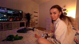 Instead of playing, she got fucked well and came in squirt