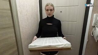 The courier was hungry, so she had sex with a stranger