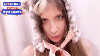 A sexy girl has a great quadrober dick in her uterus