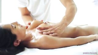 The masseur convinced the girl to have sex by using his skills