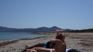Blowjob on the public beach with an exciting finish to watch!