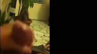 Finger the pussy while removing clothes on the mobile phone