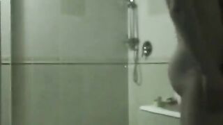 Two drunk people are fucking in the bath, a wild scene