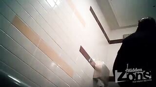 Camera in the woman's toilet - do not peek! Piss in the mall