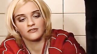 The washer got sex with a girl in the toilet by accident