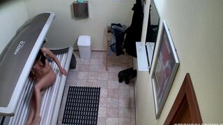 Nude client caught on camera in Czech solarium