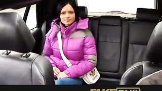 A hot chick got fucked by a taxi driver in his car