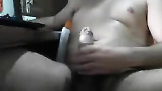 Sits in front of the computer and jerks off his dick depending on porn