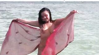 A hot girl is taking a sea bath naked. It’s very exciting!