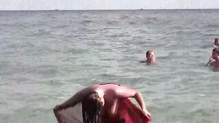 A hot girl is taking a sea bath naked. It’s very exciting!