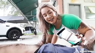 A girl got her pussy drenched while her car was being repaired