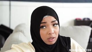 The girl found a phone and called the owner to meet