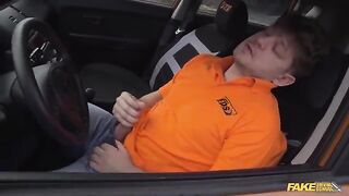 A hot chick made a minet in a car with a taxi driver