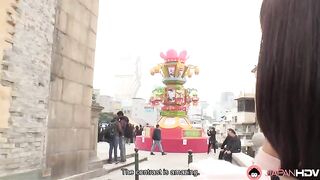 After the breakup, the girl went to Macao and met a new lover there