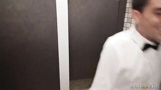 A juicy round ass is served to the waiter in a toilet at a party