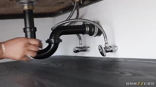 The plumber came to fix the pipe and got sex from the girl