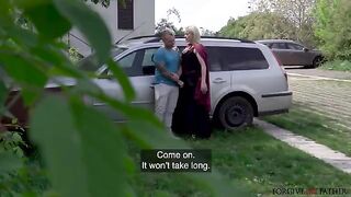 Guy had sex with unexpected blondie in the car