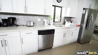 A hot maid is doing all the cleaning naked