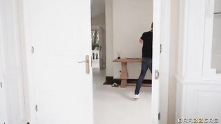 The girl is fucking with her social pussy, cheating like a slut
