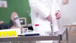 A patient with a sexy body cures the doctor’s condition