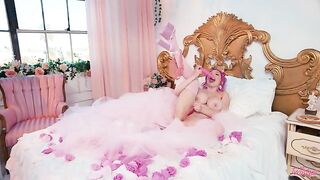The girl leads a glamorous lifestyle and fucks with sex toys