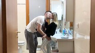 My girlfriend closes herself in the bathroom and wants to be discovered. Italian dialogues