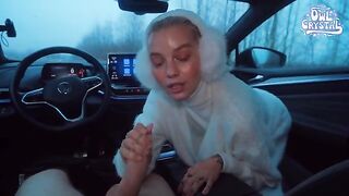 A girl met a stranger and sucked his dick in the car