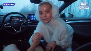 A girl met a stranger and sucked his dick in the car