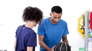 Girl seduces her boyfriend, not to stop pleasing her