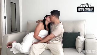 A man filled the pussy of his girlfriend with a passionate and intense cumshot