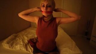 A girl dressed as a character from Resident Evil plays a seductive role