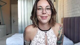 An inked girl teaches how to masturbate with her mouth