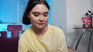 She couldn't hold back and ended up giving a blowjob